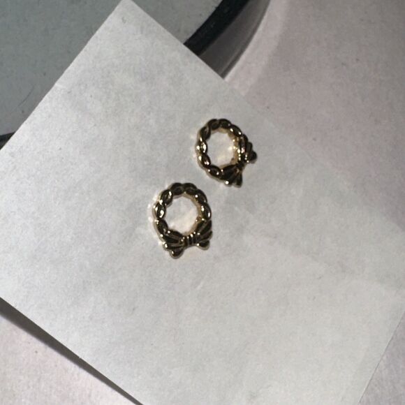 Vintage 1982 Avon Wreath Tiny Lightweight Gold Tone Christmas Pierced Earrings - Picture 5 of 7